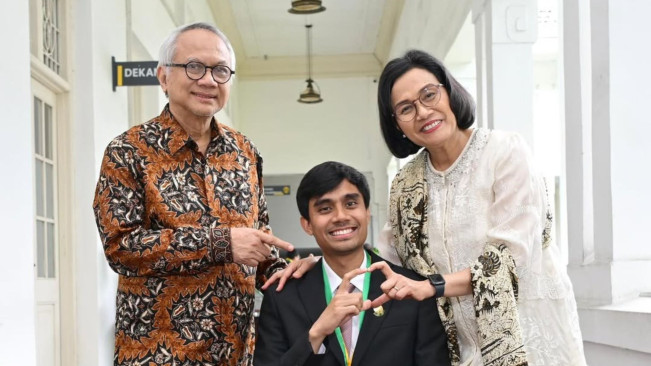 Sri Mulyani besama suami, Tonny Sumartono, dan putra mereka, Adwin Haryo Indrawan. (Instagram @smindrawati)
